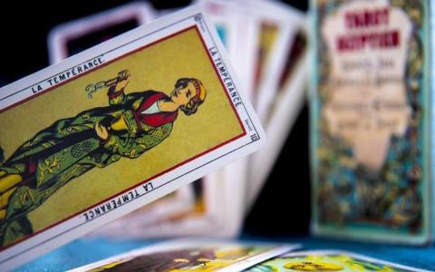 Ace of Swords Zodiac: Whats the Air Sign Link? (Easy Guide to Tarot Astrology)