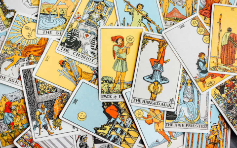 How to Use a Tarot Horoscope Spread: Simple Tips (Get Answers to Your Biggest Questions)